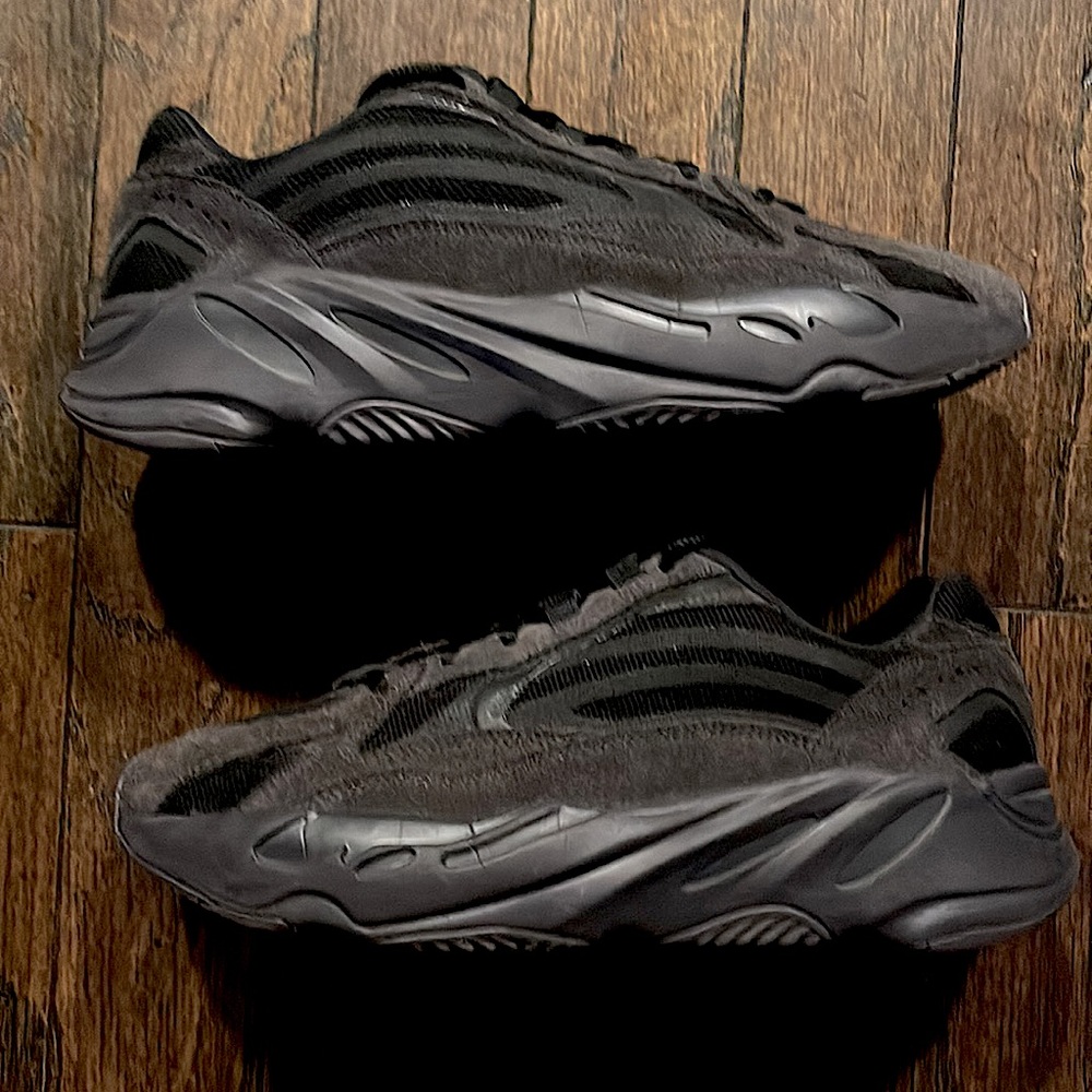 Yeezy Boost 700v2 Vanta (black) - Size 10.5M